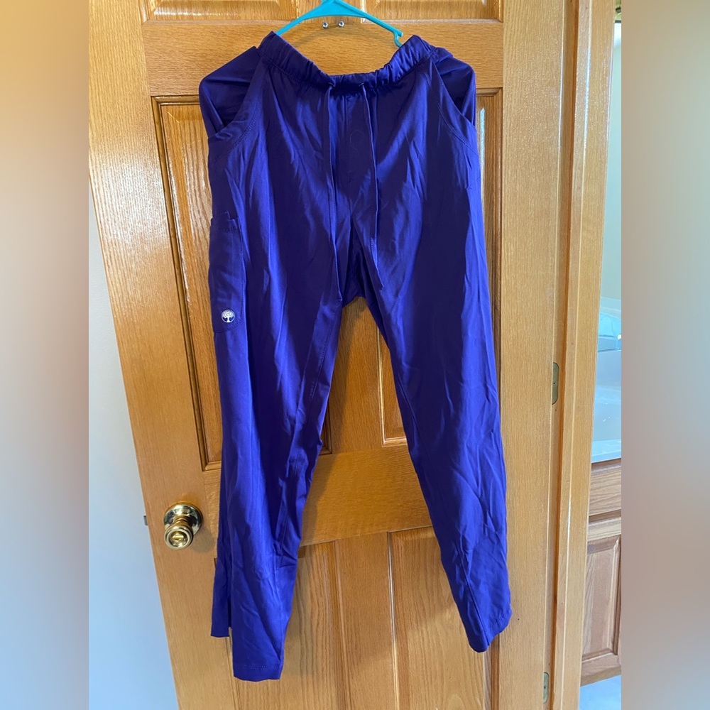 Gently used in great condition scrub pants. From smoke free home